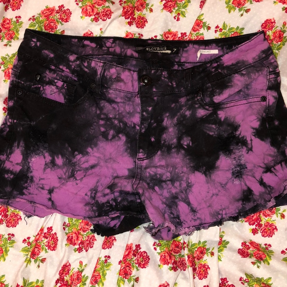 LOVESICK PURPLE  BLACK ACID WASHCUT-OFF SHORTS